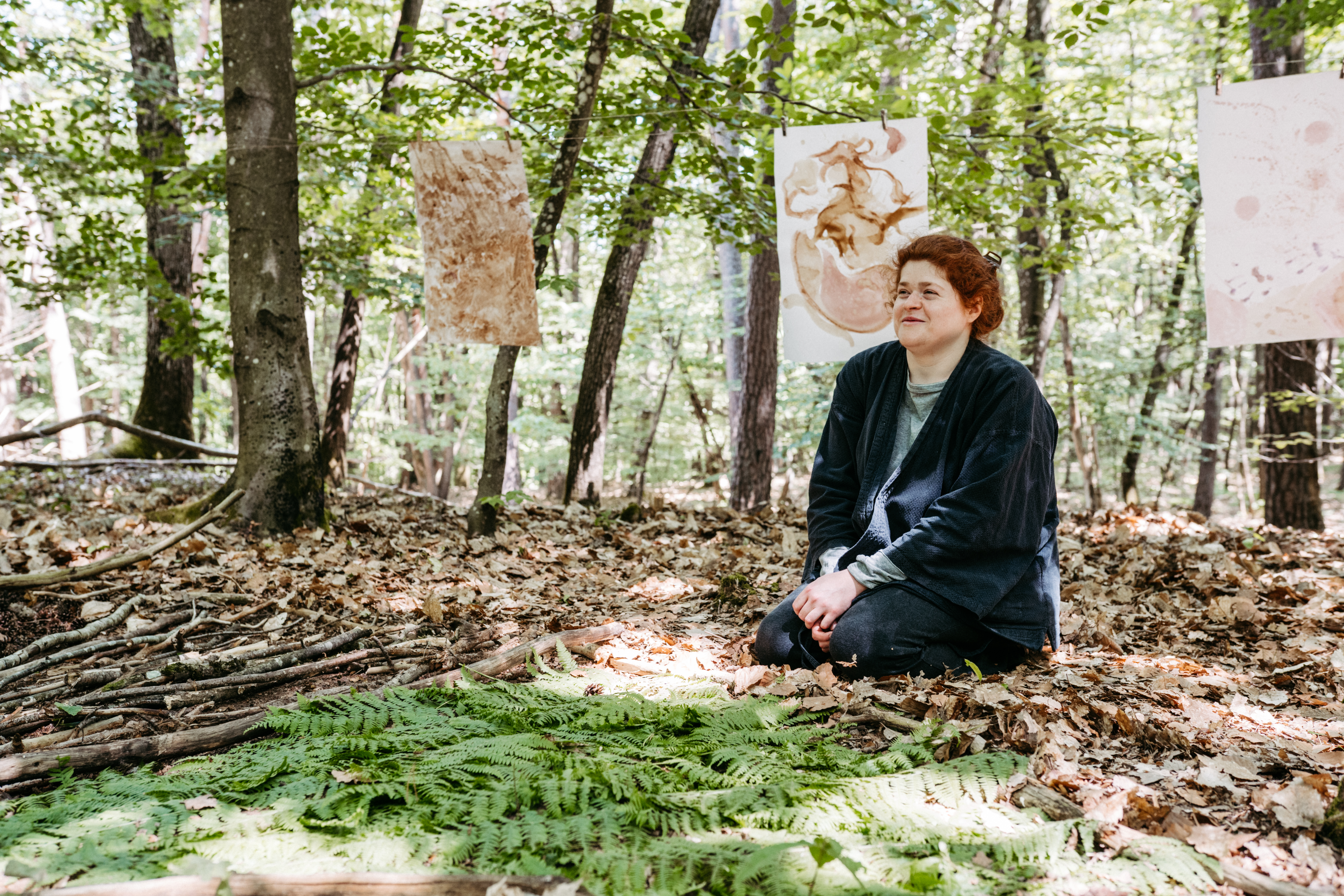 Exposition éphémère dans la forêt de Weiterswiller; suite à mon atelier pictural et méditatif donné à un groupe d'enfant les 17 et 18 juin 2023. En fond, la peinture centrale est celle que j'ai présenté pour cette exposition.