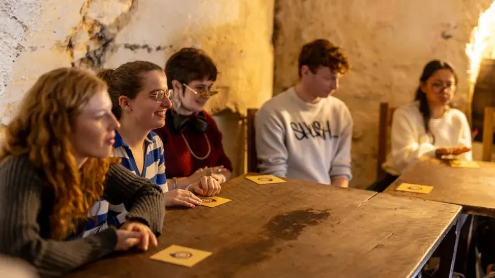 Étudiants jouant au Loup-garou